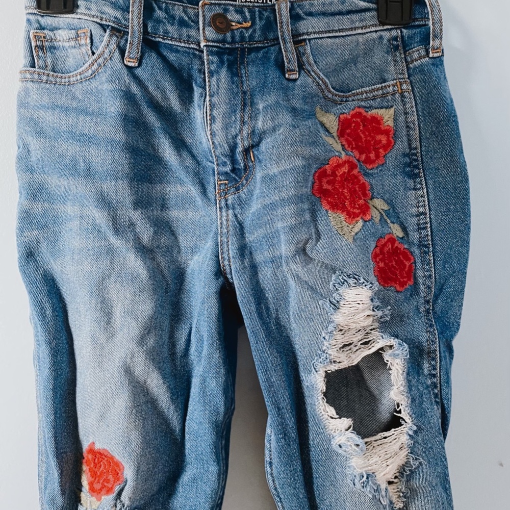 rose patch Hollister jeans + ripped jeans + high rise jeans